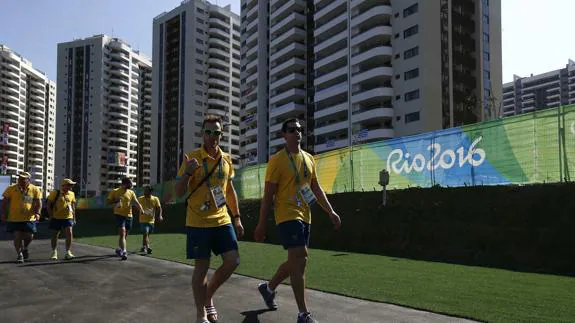 Deportistas caminando por la villa olímpica. 