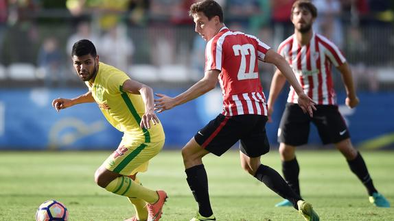 Lucas Lima (izq), zafándose de su defensor durante el FC Nantes-Athletic Club. 