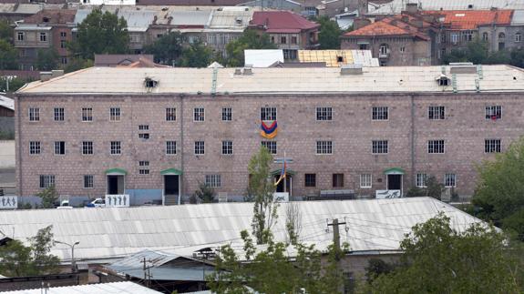 Vista general del edificio tomado por los opositores armenios.