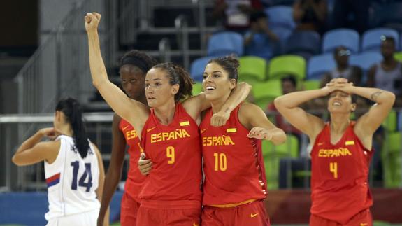 El equipo español femenino festeja su victoria ante Serbia. 