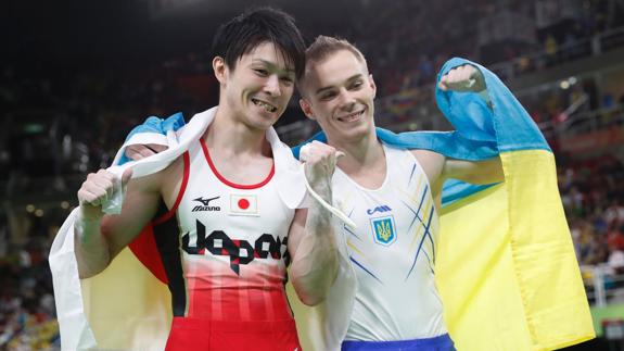 Uchimura (izq) y Verniaiev, durante la final individual de gimnasia artística. 