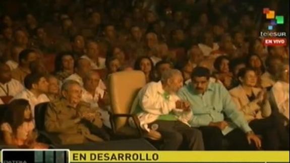 Fidel Castro, junto con su hermano Raúl y el presidente venezolano, Nicolás Maduro.