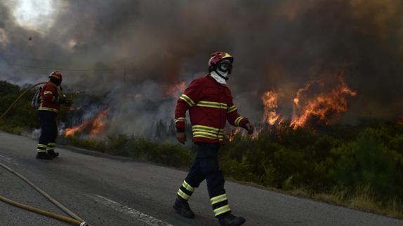Bomberos en uno de los incendios en Viseu, Portugal.