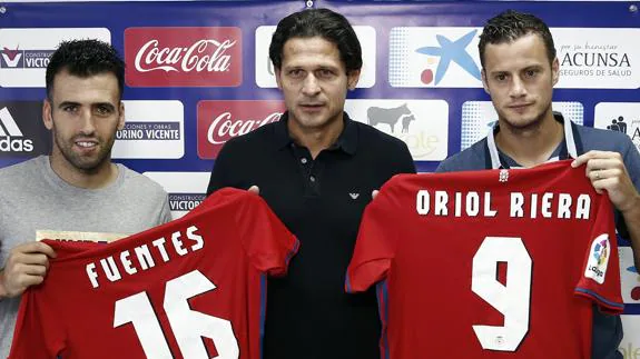 Oriol Riera (d) y Juan Fuentes (i), durante su presentación como jugadores de Osasuna.