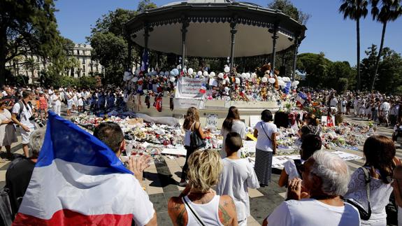 Un minuto de silencio por las víctimas del atentado de Niza.