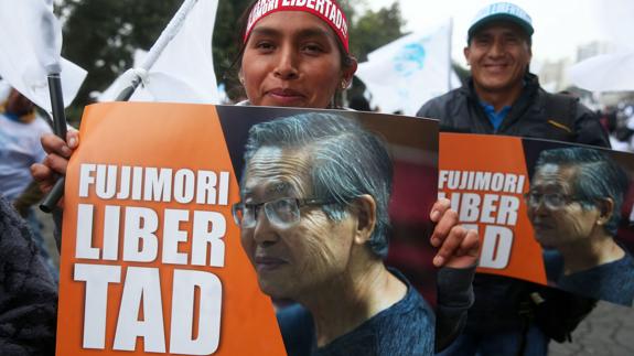 Manifestantes pidiendo la liberación del expresidente peruano Alberto Fujimori.