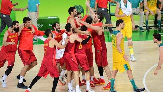 Los españoles celebran su bronce. 