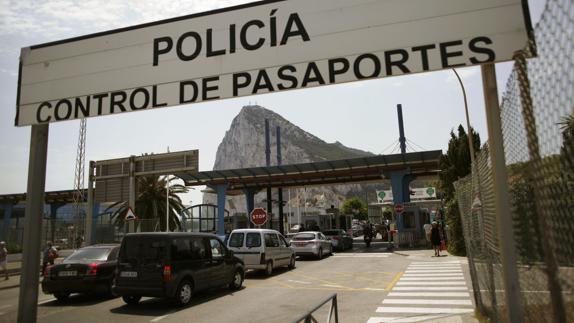 Vehículos en el control de pasaportes a la entrada a Gibraltar.
