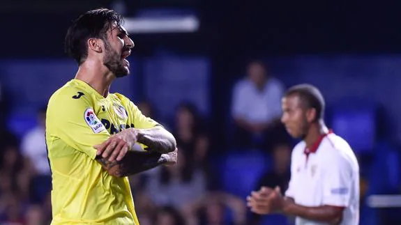 Roberto Soriano (i) se lamenta tras fallar una ocasión de gol.