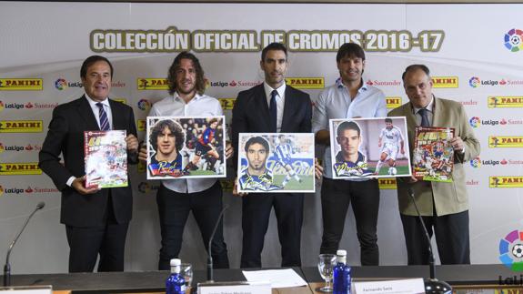 Carles Puyol (2º izq) y Fernando Morientes (2º der), durante un acto de LaLiga. 