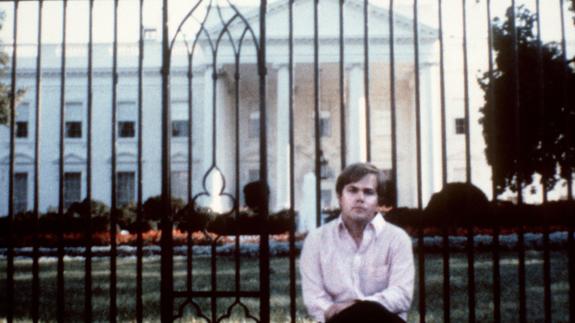 John Hinckley en una imagen tomada  el 1 de marzo de 1981 frente a la Casa Blanca. 