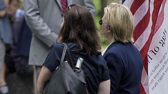 Hillary Clinton abandona el memorial del 11-S.