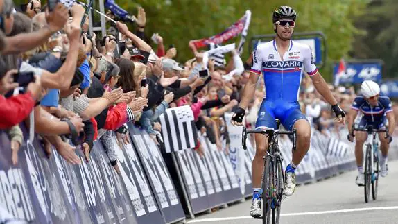 Peter Sagan cruza la línea de meta de la prueba. 