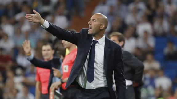 Zinedine Zidane, ordena algún movimiento del Real Madrid ante el Villarreal. 