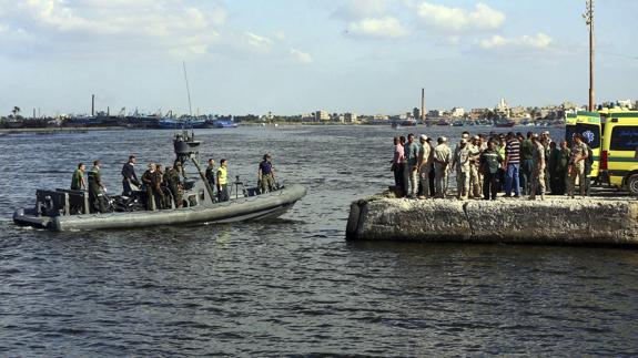 Un barco militar porta bolsas con los cadáveres encontrados del naufragio.