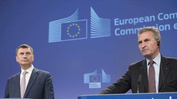 El comisario europeo de Economía y Sociedad Digital, Günther Oettinger (d), y el vicepresidente comunitario de Mercado Único Digital, Andrus Ansip (i)