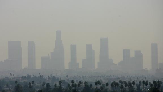 Los Ángeles, envuelta en una espesa bruma provocada por la contaminación.