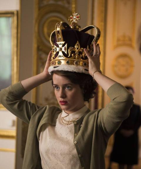 Claire Foy se ciñe la corona durante una escena de 'The Crown'.