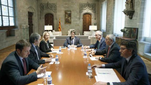 El presidente de la Generalitat, Carles Puigdemont, recibe al del COE, Alejandro Blanco. 