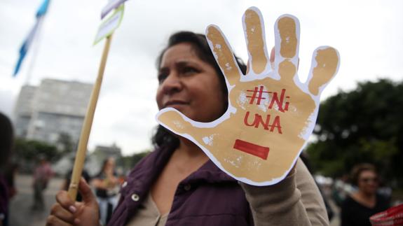 Mujeres guatemaltecas protestan por los feminicidios.