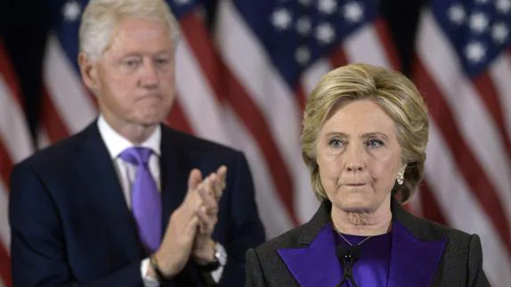 Hillary Clinton y su marido, Bill Clinton, al conocer los resultados electorales.
