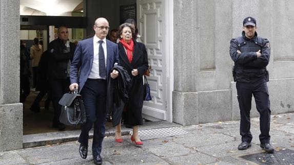 Rita Barberá, acompañada por su abogado, José Antonio Choclán, a su salida del Tribunal Supremo el pasado lunes. 