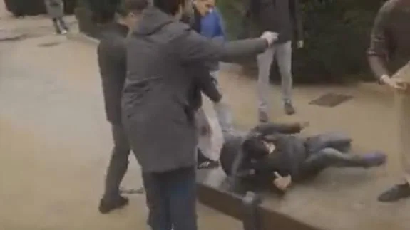 Fragmento de un vídeo de la agresión al activista rumano Lagarder Danciu.