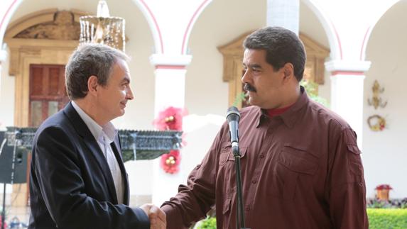 José Luis Rodríguez Zapatero saluda a Nicolás Maduro.