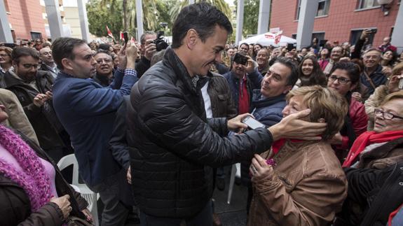 Pedro Sánchez durante su visita a Xirivella (Valencia).