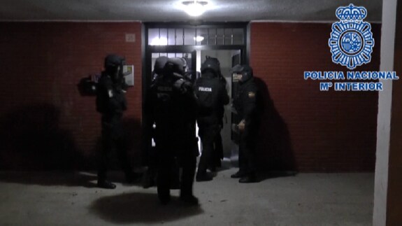 Los agentes de la Policía momentos antes de la detención.