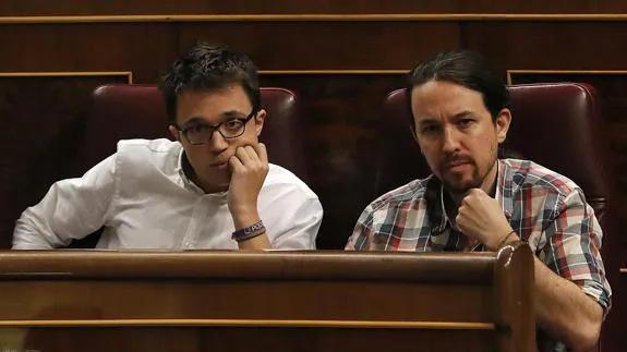 El líder y el portavoz parlamentario de Podemos, Pablo Iglesias (d) e Íñigo Errejón (i).