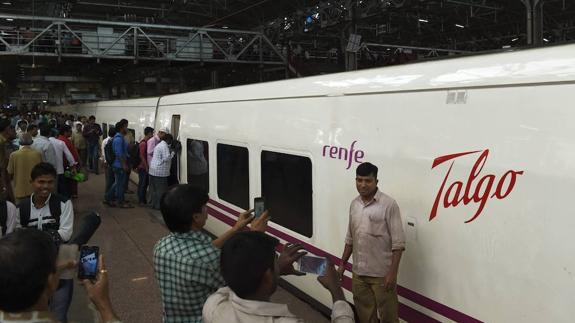 Pruebas de un tren Talgo en Bombay, India