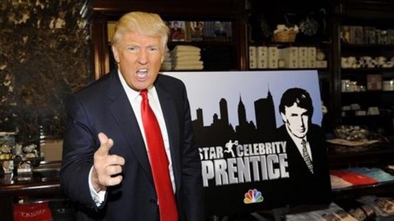 Donald Trump junto a un cartel de 'El aprendiz'.