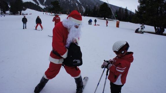 La visita de Papá Noel a las pistas catalanas es toda una tradición en Navidad