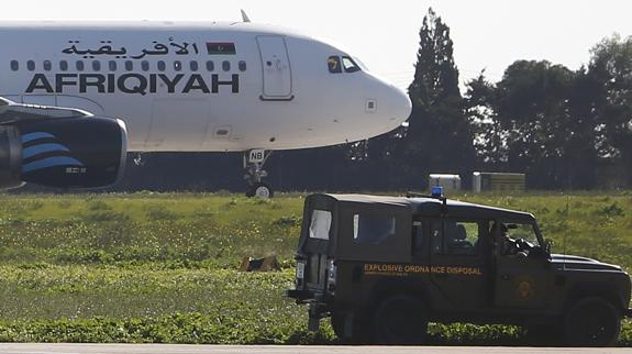 Militares malteses, junto al avión.