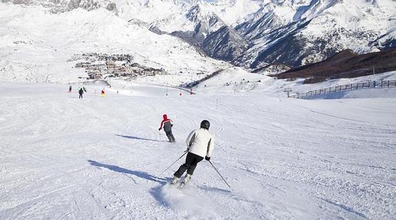 Esquiadores en la estación de Formigal Panticosa