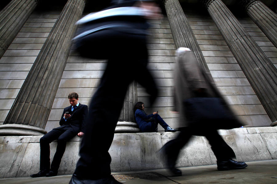 Ejecutivos caminan por la 'City' londinense, uno de los grandes centros financieros mundiales.