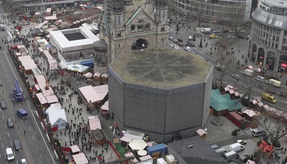 Vista aérea del mercado navideño de la Breitscheidplatz en Berlín.