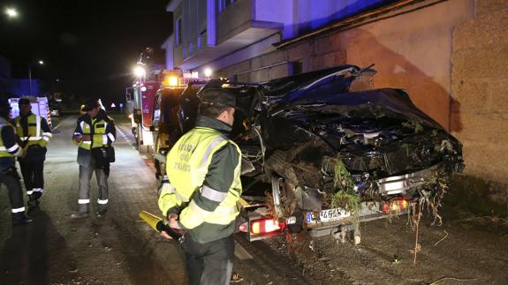 Vehículo siniestrado en un accidente en Monterrei (Orense).