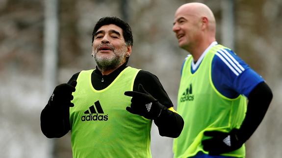Maradona, junto a Infantino. 