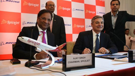 El presidente de Spicejet, Ajay Singh (i) y el vicepresidente de Boeing, Raymond L. Conner.