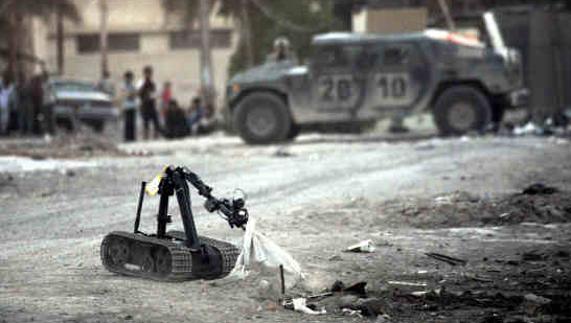 Un robot teledirigido examina una calle de Bagdad. 