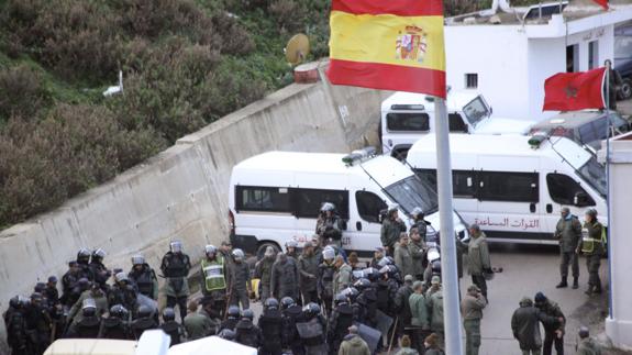 Inmigrantes en la frontera de Ceuta.
