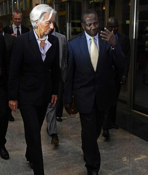 Christine Lagarde, presidenta del FMI, habla con el ministro ugandés de Economía, Matia Kasaija. 