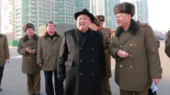 Kim Jong Un inspecciona una construcción. 