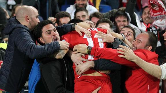 Joaquín Correa celebra su gol con los aficionados del Sevilla. 