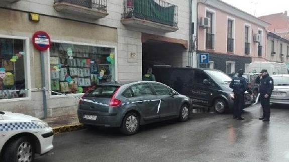 Un furgón fúnebre sale de la vivienda del crimen.
