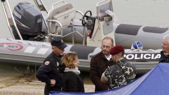 Los padres de Marta del Castillo a su llegada a la dársena del Guadalquivir.