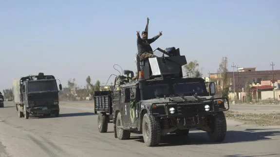 Convoy de soldados iraquíes en las proximidades de Mosul.