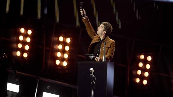 Noel Gallagher señala al cielo. 